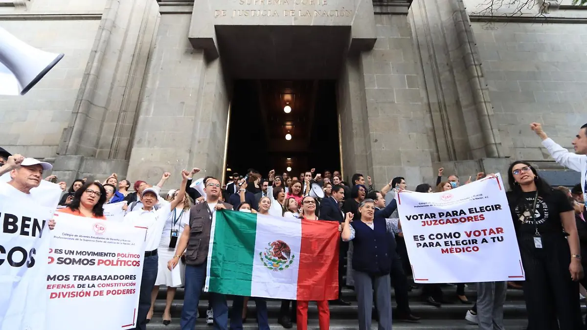 Trabajadores de la SCJN votan para definir paro